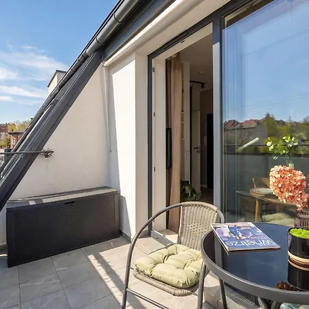 Bright & Cozy With Parking And Balcony By Renters *